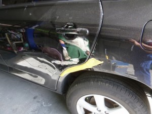 トヨタ　ヴァンガード　左リヤドア　へこみ　板金